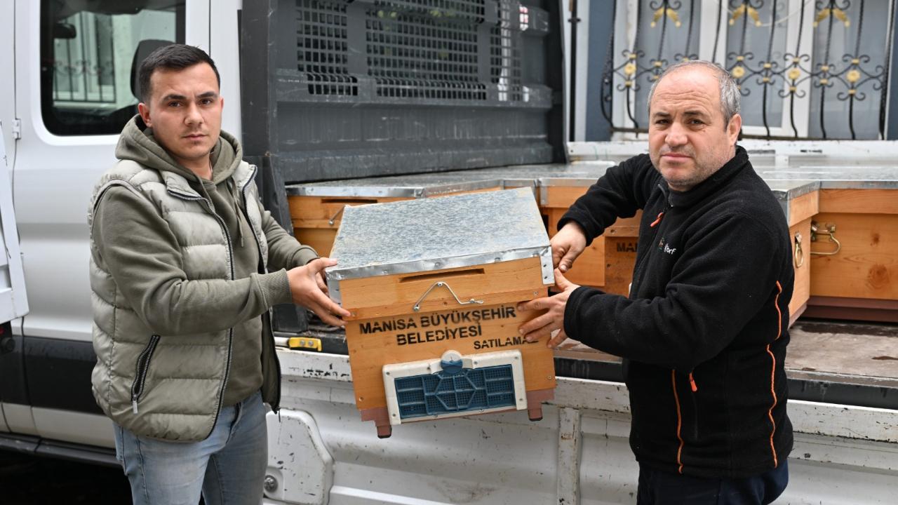 Sel Mağduru Arıcıya 20 Kovan Desteği