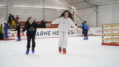 Yunusemre’de Çocuklara Ramazan’da Buz Pateni