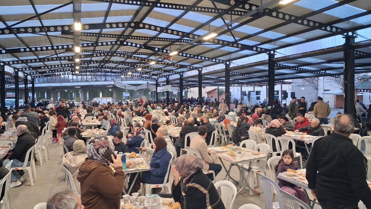 Akhisar Mobilyacı Esnafından Dev İftar: Birlik Mesajı Verildi