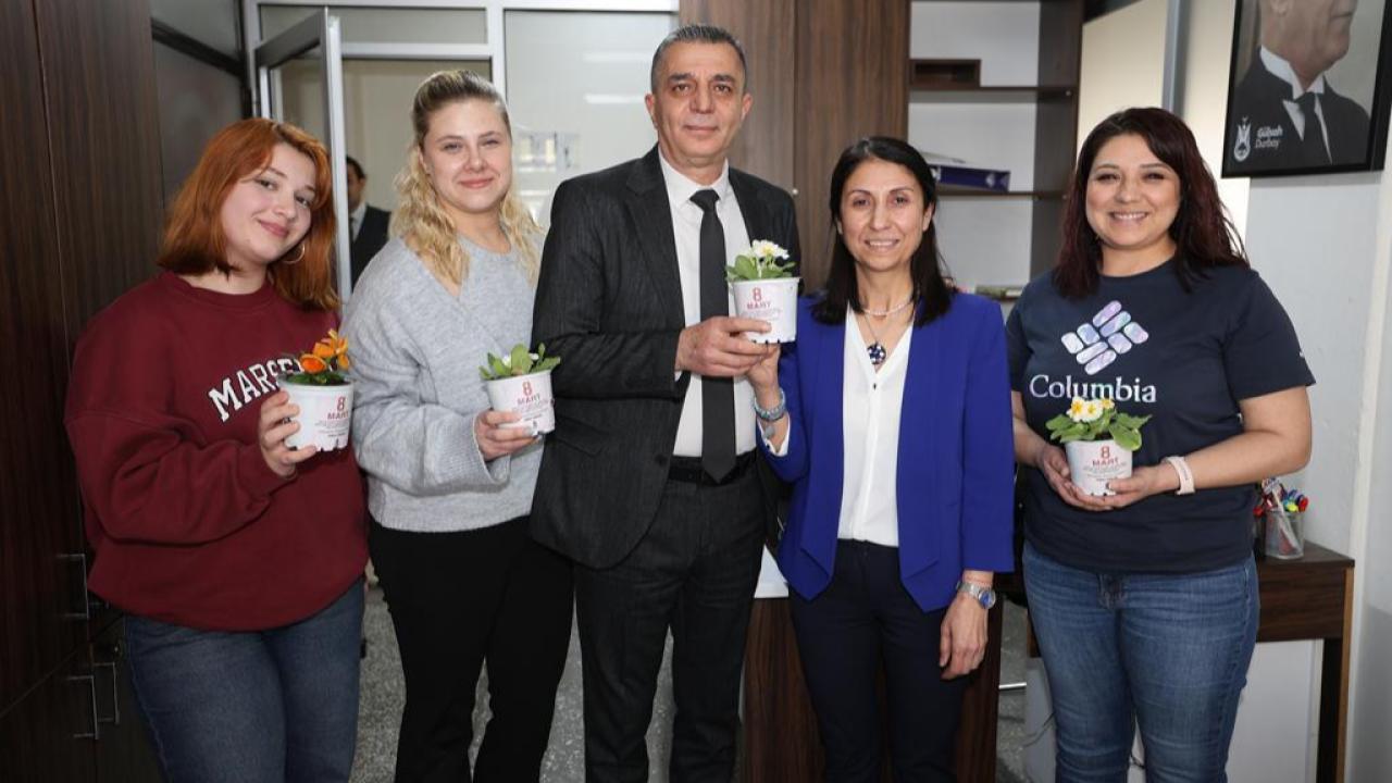 Başkan Şimşek’ten Kadın Personele 8 Mart Çiçeği