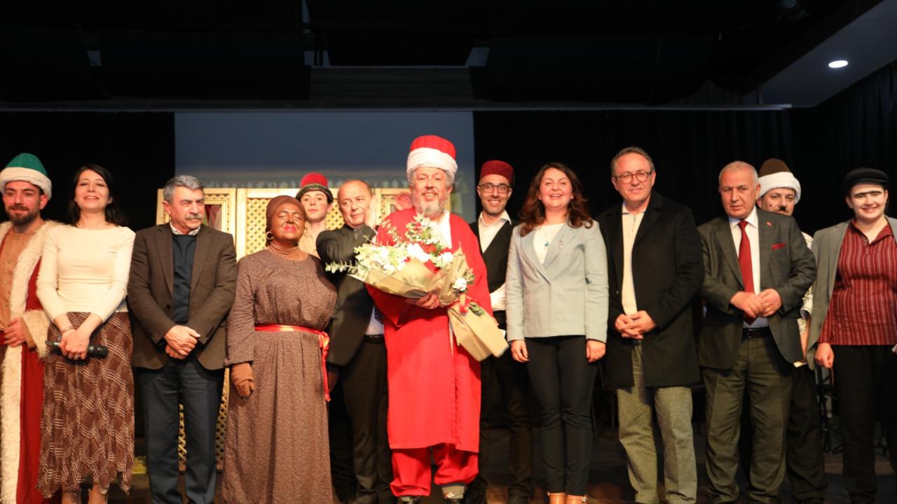 ‘Fotoğrafçı’ Orta Oyunu Yunusemre’de Tiyatroseverlerle Buluştu