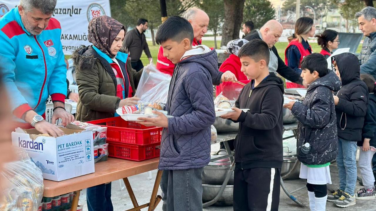 Kızılay Manisa'da Dev İftar Sofrası Kurdu