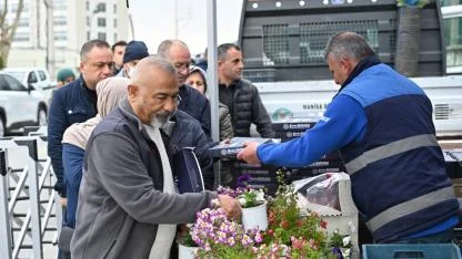 Manisa’da Kabir Ziyareti Yapan Vatandaşlara 20 Bin Çiçek