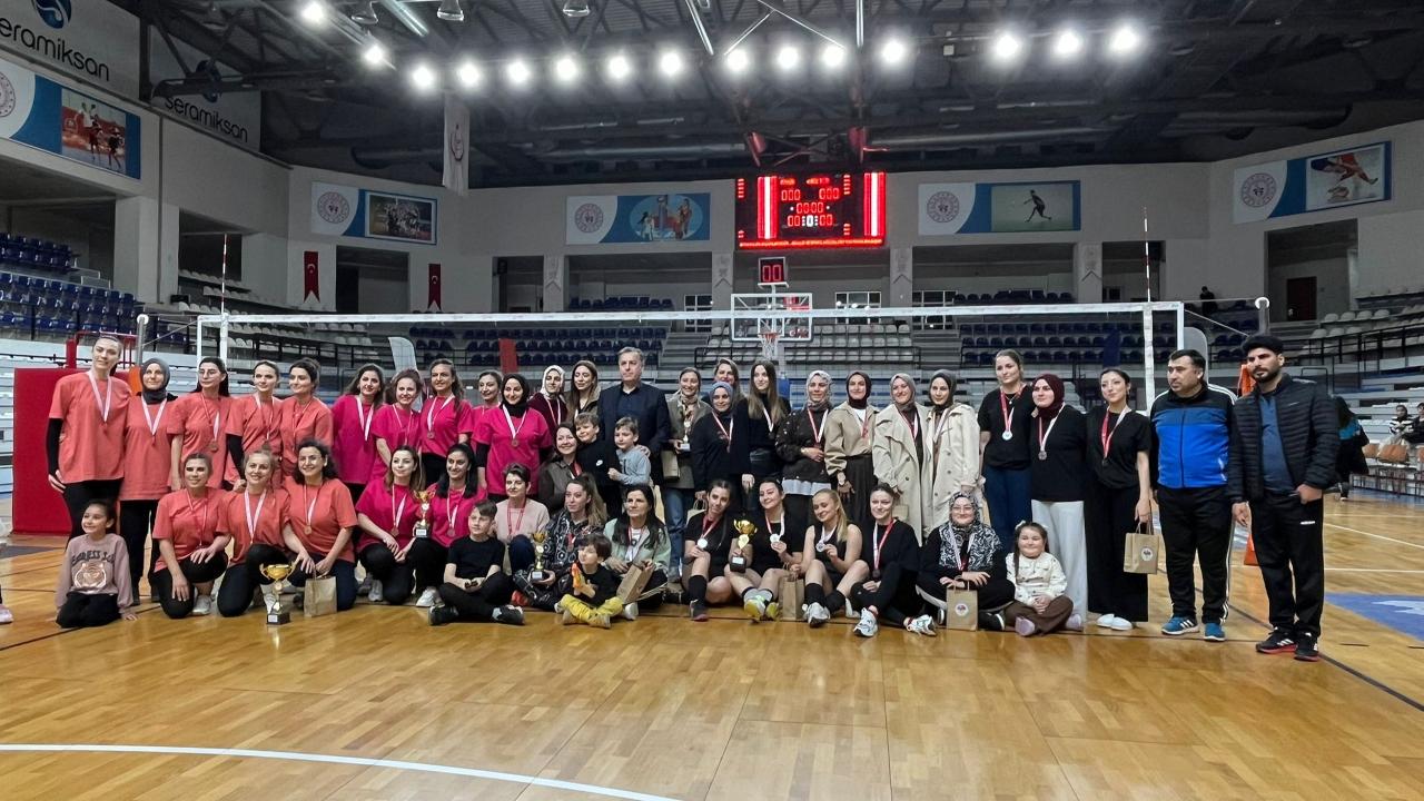 Manisa’nın 17 İlçesinde 8 Mart’a Özel “Evinin Sultanları” Voleybol Coşkusu
