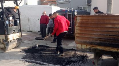 Şehzadeler’de Bozulan Yollar Asfalt Yama Çalışmalarıyla Onarılıyor