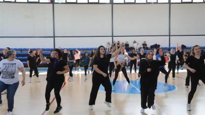 Turgutlu Belediyesi’nin 8 Mart’a Özel Zumba Etkinliği Büyük İlgi Gördü