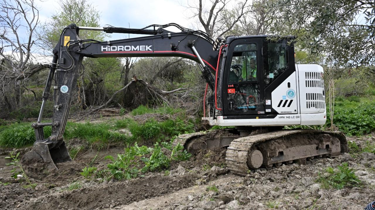 Akhisar’da 5 Kilometrelik Dere Hattı Rüsubattan Arındırılıyor