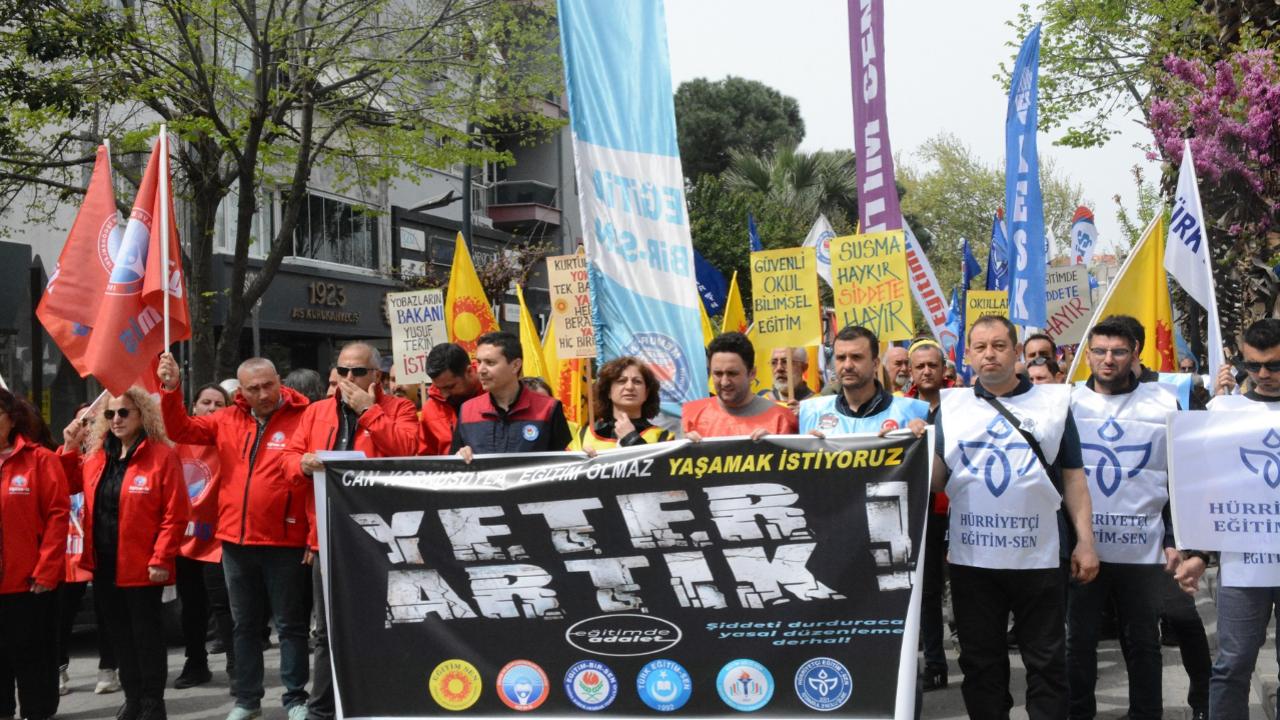 Akhisar'da Eğitimcilerden Şiddete Karşı Tek Yürek