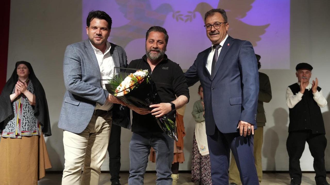 Akhisar’da Mübadil Öyküleri Tiyatrosu İzleyicileri Duygulandırdı