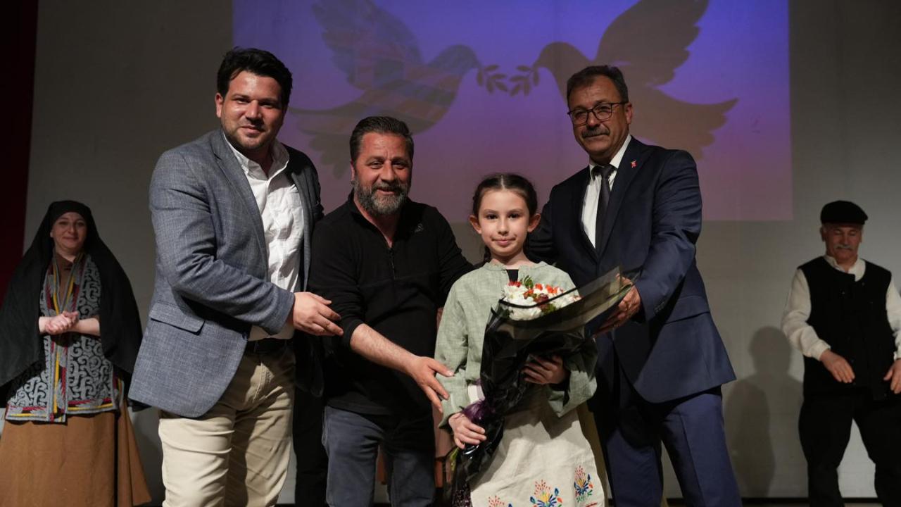 Akhisar’da Mübadil Öyküleri Tiyatrosu İzleyicileri Duygulandırdı