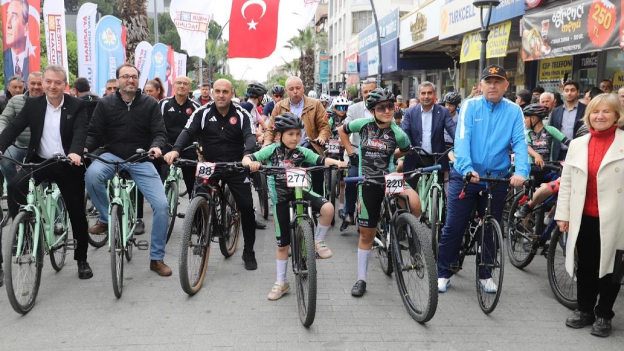Akhisar'da Uluslararası Dağ Bisikleti Heyecanı Nefes Kesiyor