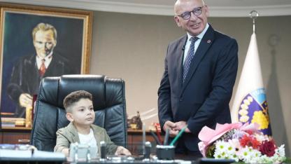 Başkan Akın Koltuğunu Minik Başkana Devretti
