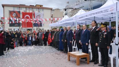 Manisa’da 23 Nisan Coşkusu: Cumhuriyet Meydanı Al Bayraklarla Donatıldı
