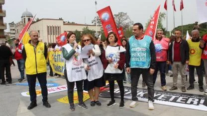 Manisa'da Eğitimcilerden Siyah Çelenkli ve İş Bırakmalı Tepki