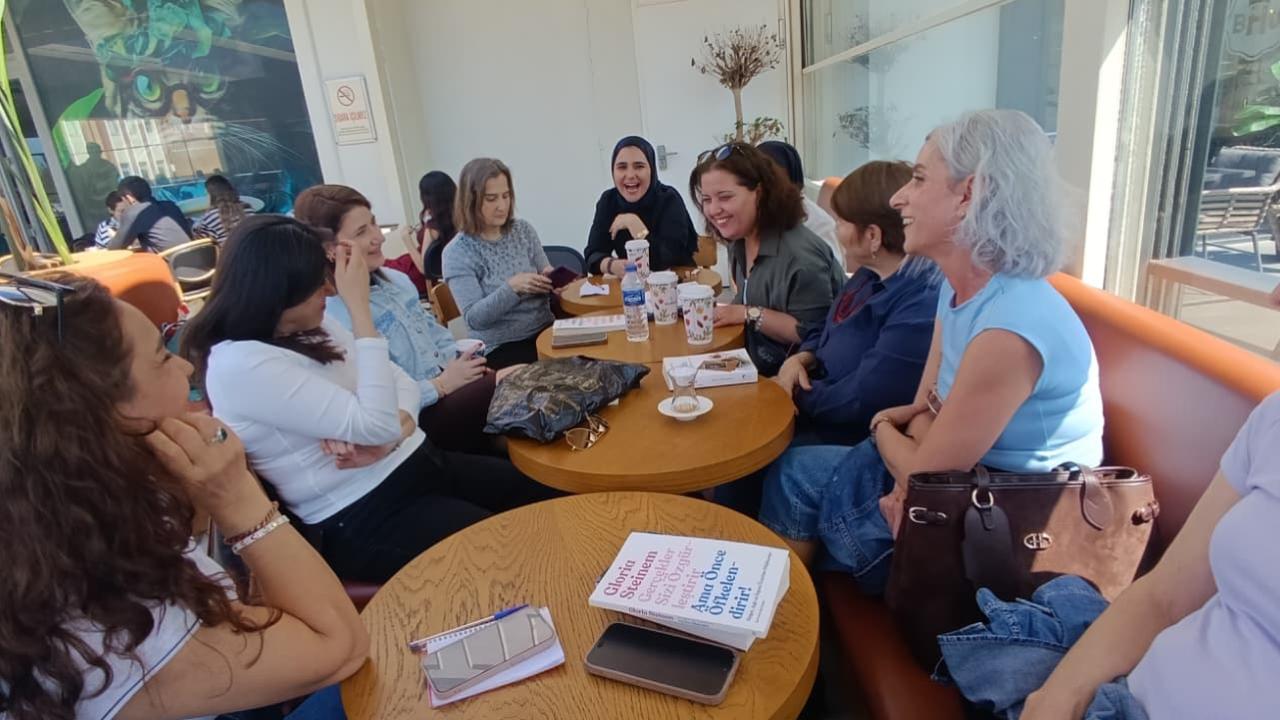 Manisa’da Kadınlar Kitap Buluşmasında Bir Araya Geldi