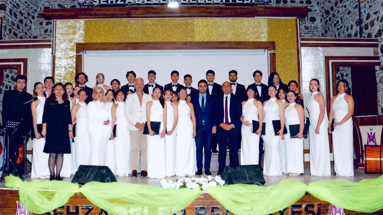 Manisa'da Müzik Şöleni: Çoksesli Koro Büyüledi