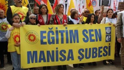 Manisa’da Öğretmenlerden Şiddete Karşı İş Bırakma