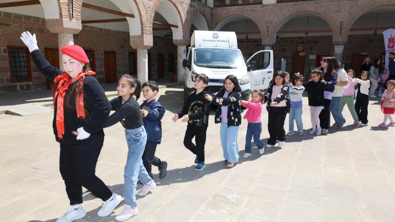 Şehzadeler’de Sanat Dolu Gün: Minik Eller Kurşunlu Han’da Buluştu