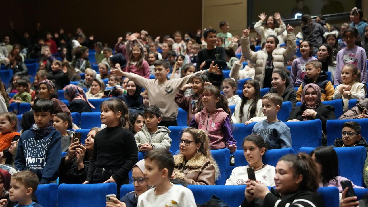 Turgutlu’da Miniklere Özel Tiyatro Gösterimi