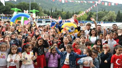 Yunusemre'de 23 Nisan Coşkusu Meydanlara Taştı
