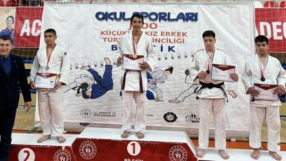 Yunusemre Belediyesporlu Alp Canıtez Türkiye Şampiyonu Oldu