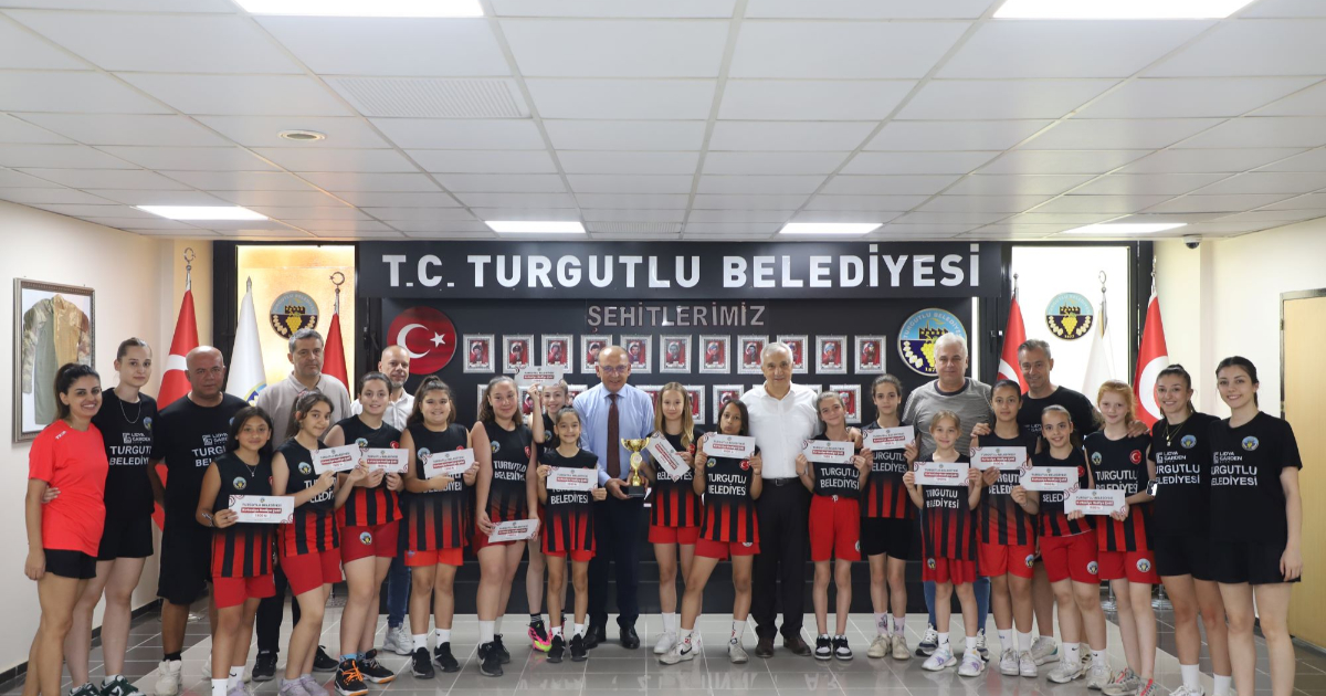 Turgutlu’nun Minik Perileri Kupayı Başkan Akın’a Getirdi