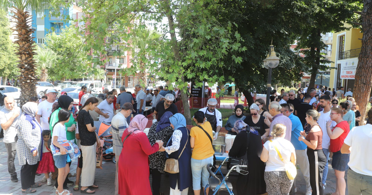 Turgutlu Belediyesi’nden Geleneksel Aşure Hayrı