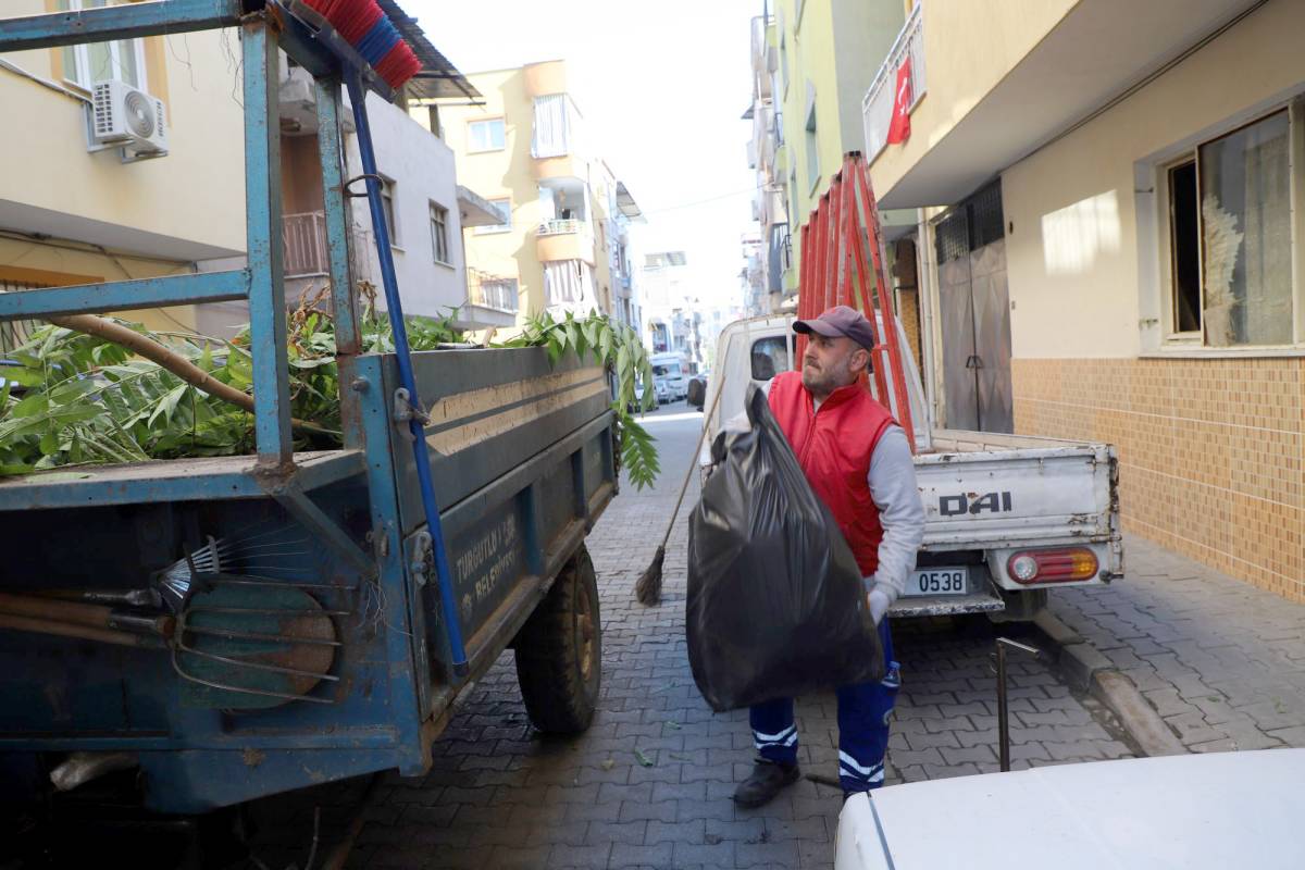 Turgutlu Belediyesinden Çöp Ev Temizliği