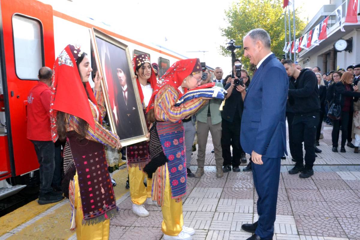 Atatürk’ün Manisa’ya Teşrifinin 100. Yılı Törenlerle Anıldı