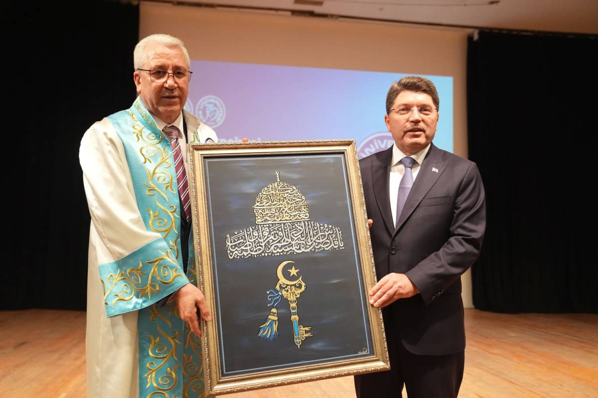 Ege Üniversitesi Akademik Yılı Bakan Tunç ile Açıldı