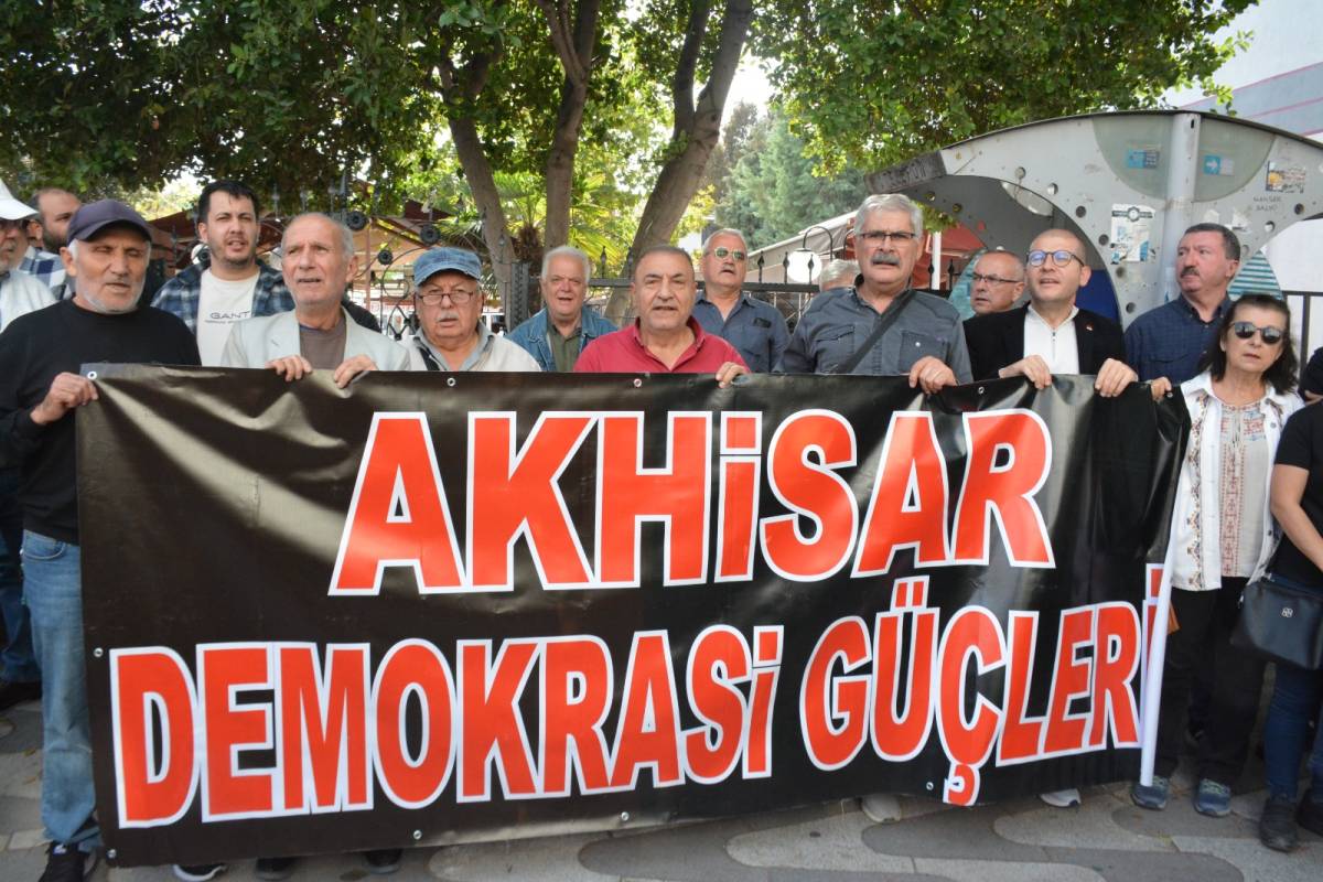 Akhisar’da Tele1’e Kayyum Kararı Protesto Edildi