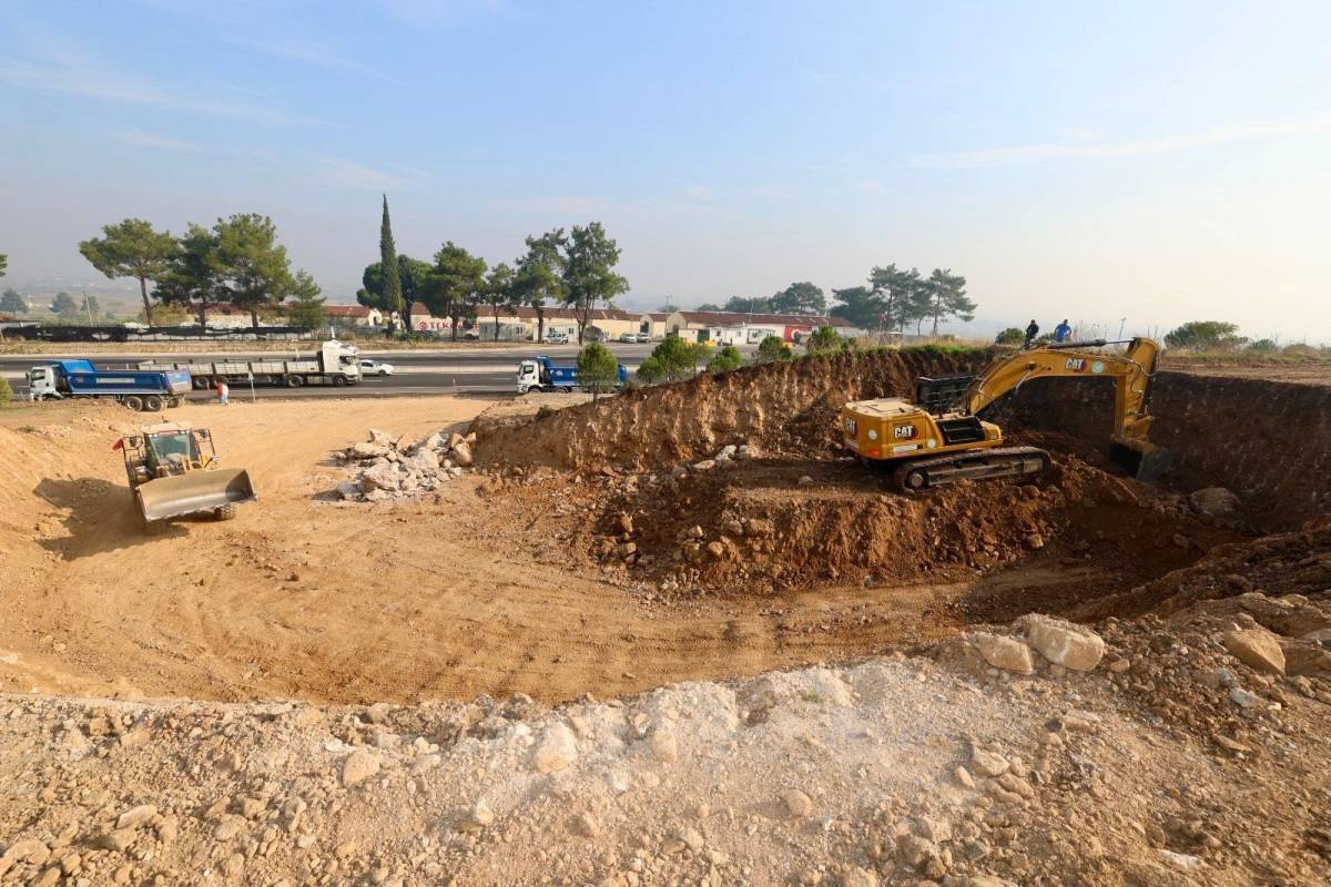 Şehzadeler 100. Yıl Kır Bahçesi Açılış Öncesi Yol Engelini Aşıyor