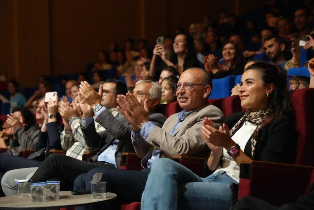 Turgutlu Belediyesi Tiyatro Ekibi “Yarınlara Geç Kalmadan” ile Sahneye Çıkıyor