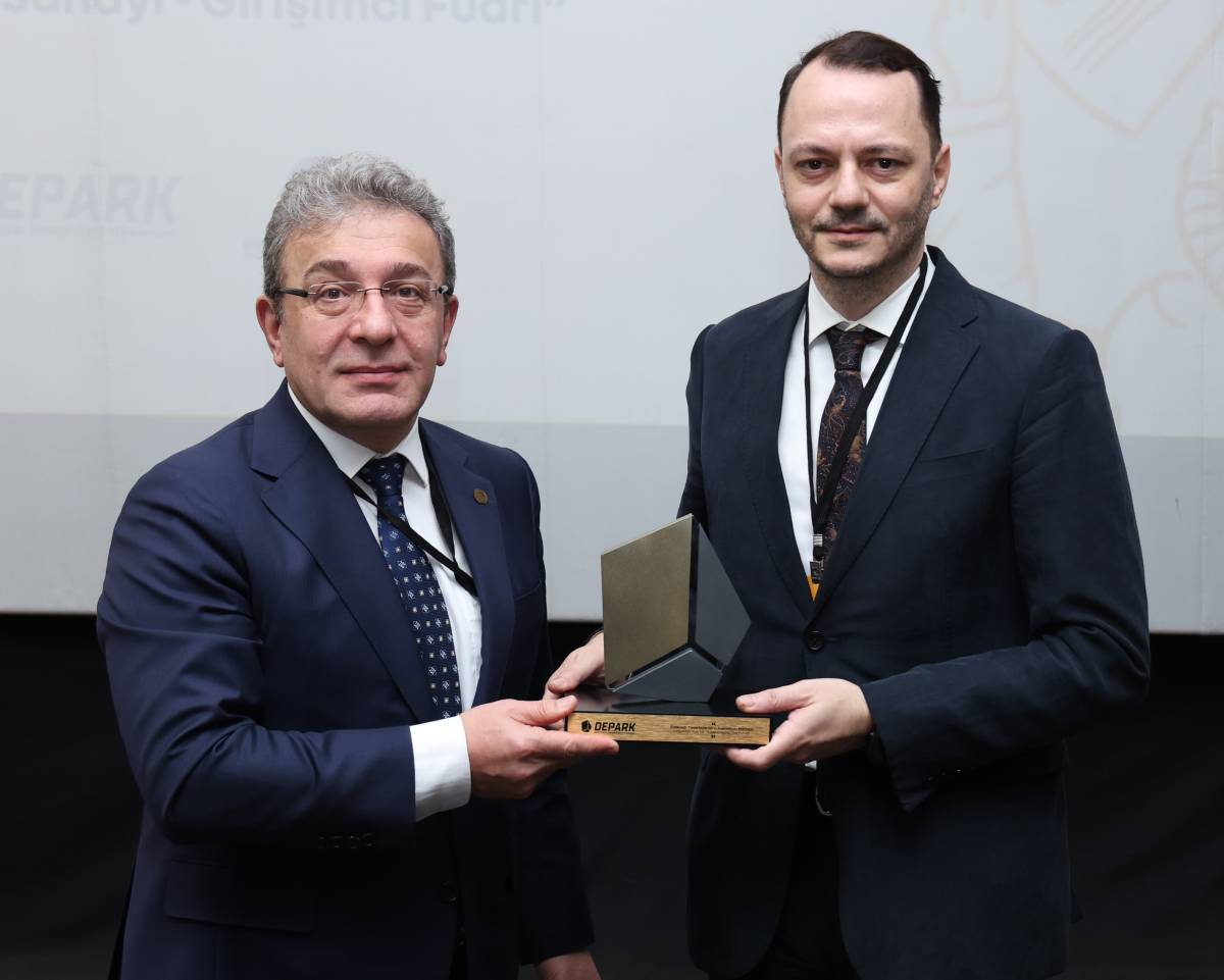 Dokuz Eylül Üniversitesi Rektörü Prof. Dr. Bayram Yılmaz, EBSO Yönetim Kurulu Üyesi Ali Arda Yüksel’e katkılarından dolayı teşekkür plaketi takdim ederken, katılımcı firmaların stantları da ziyaret edildi.