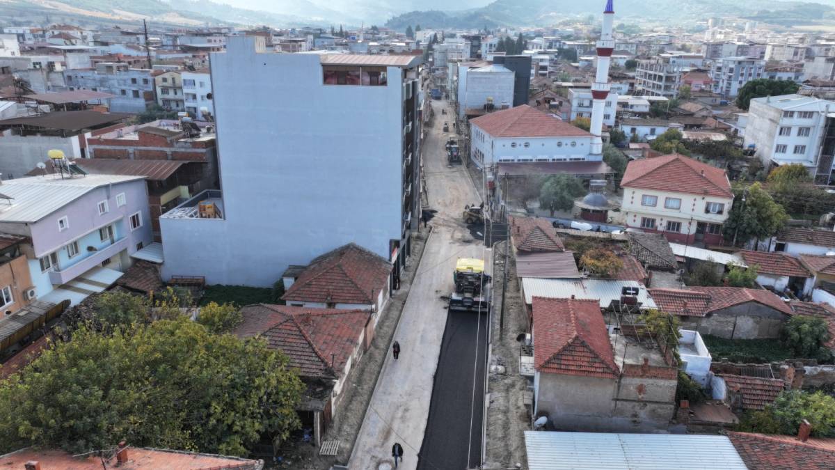 Ahmetli’de Cami Caddesi’ne sıcak asfalt çalışması