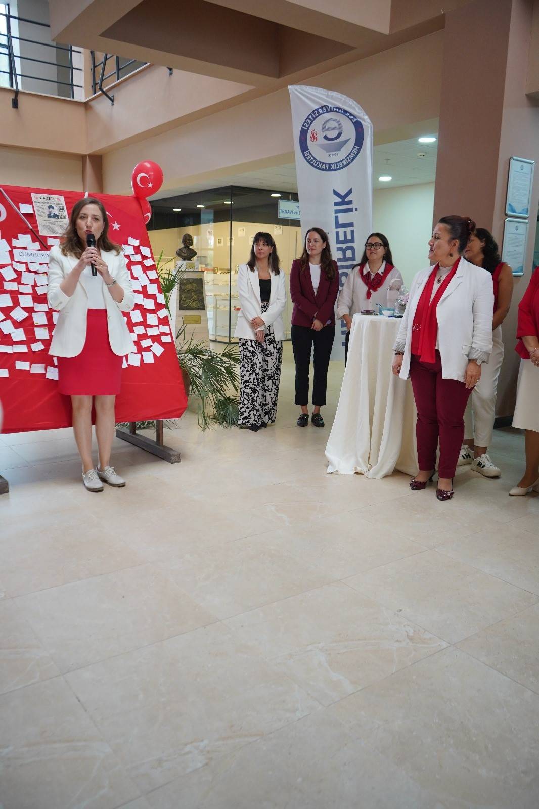 EÜ Hemşirelik Fakültesinde Balonlar Cumhuriyet İçin Gökyüzüne Bırakıldı