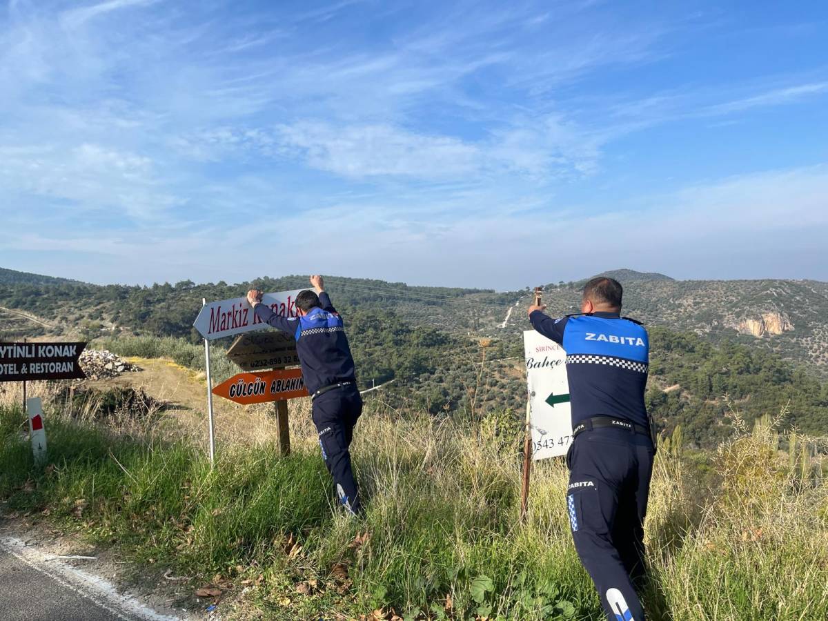 Efes Selçuk’ta Görüntü Kirliliği Yaratan Tabelalar Kaldırılıyor