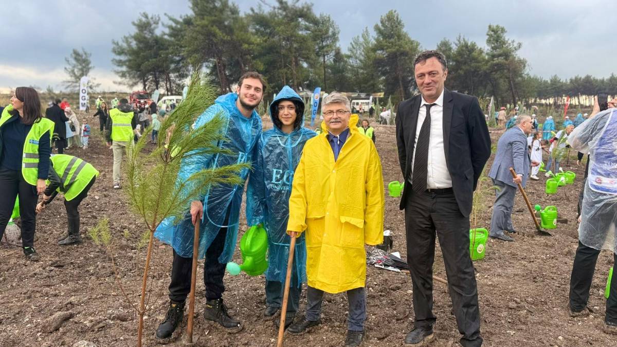 Ege Üniversitesi Milli Ağaçlandırma Gününde Fidan Dikti