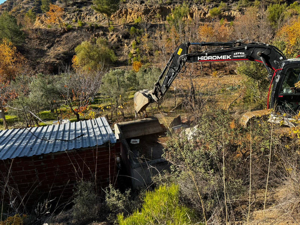 Demirci’de ormandaki mevzuata aykırı yapılar yıkıldı