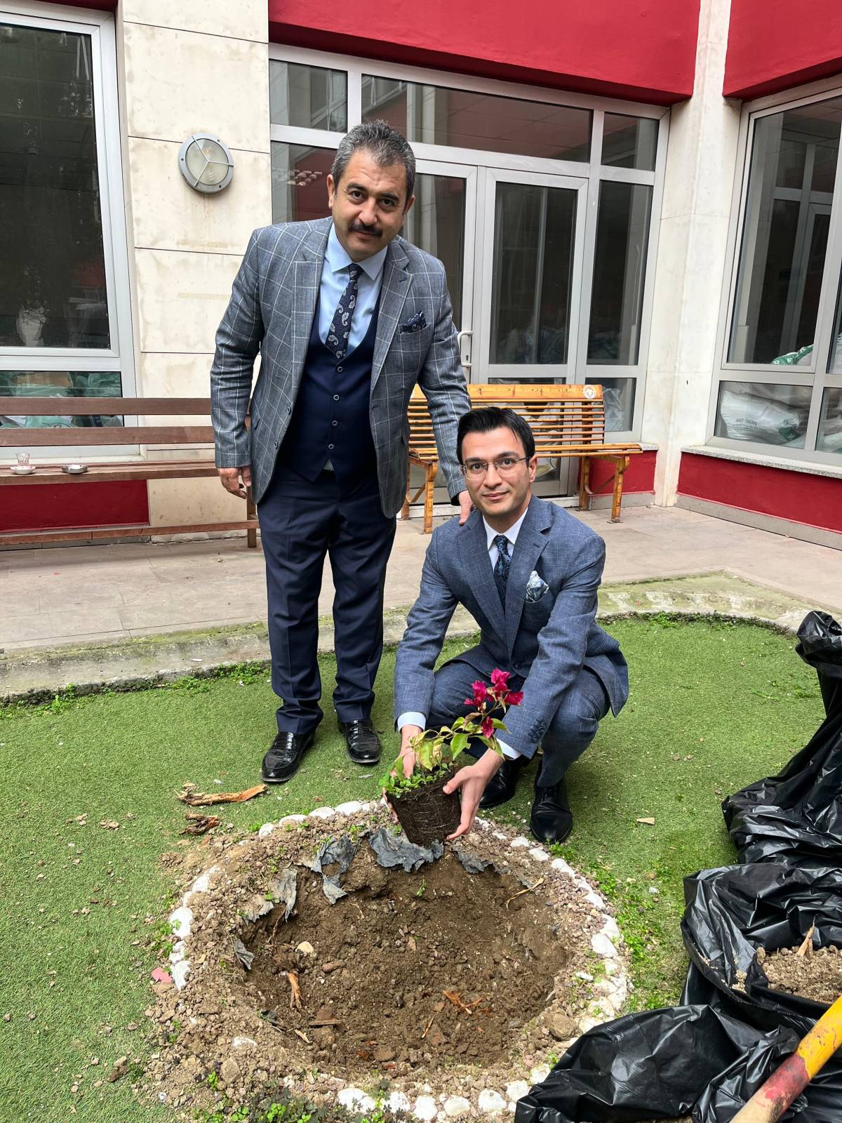 Turgutlu Adliyesi’nde Ağaçlandırma Çalışması Yapıldı