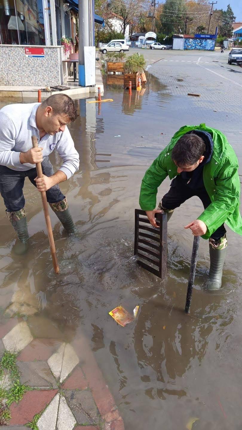 Edremit’te sağanak yağışa karşı 7/24 nöbet