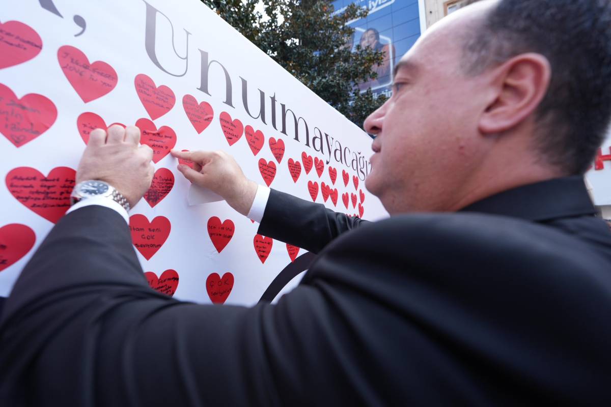 Manisa’da Atatürk’e Saygı Buluşması: “Bu Millet Sana Minnettar Atam”