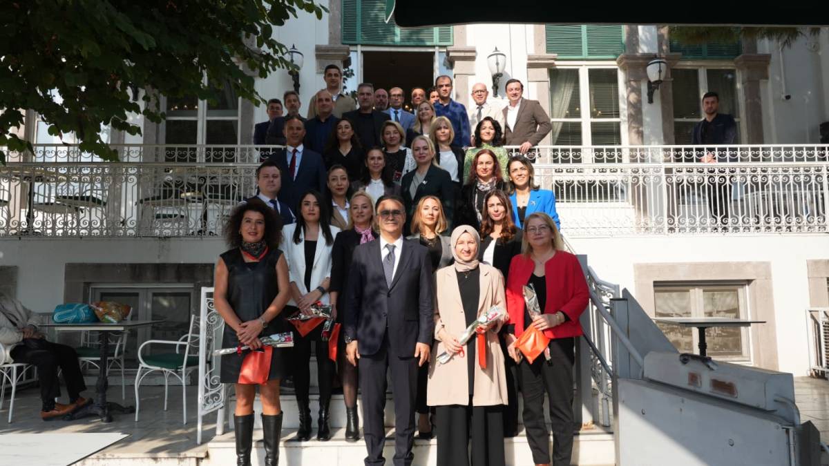 İzmir’de Öğretmenler Günü Buluşması Büyük İlgi Gördü