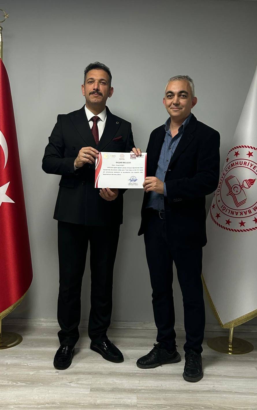 Manisalı yazar İsmail Aybey’e Öğretmenler Günü ödülü