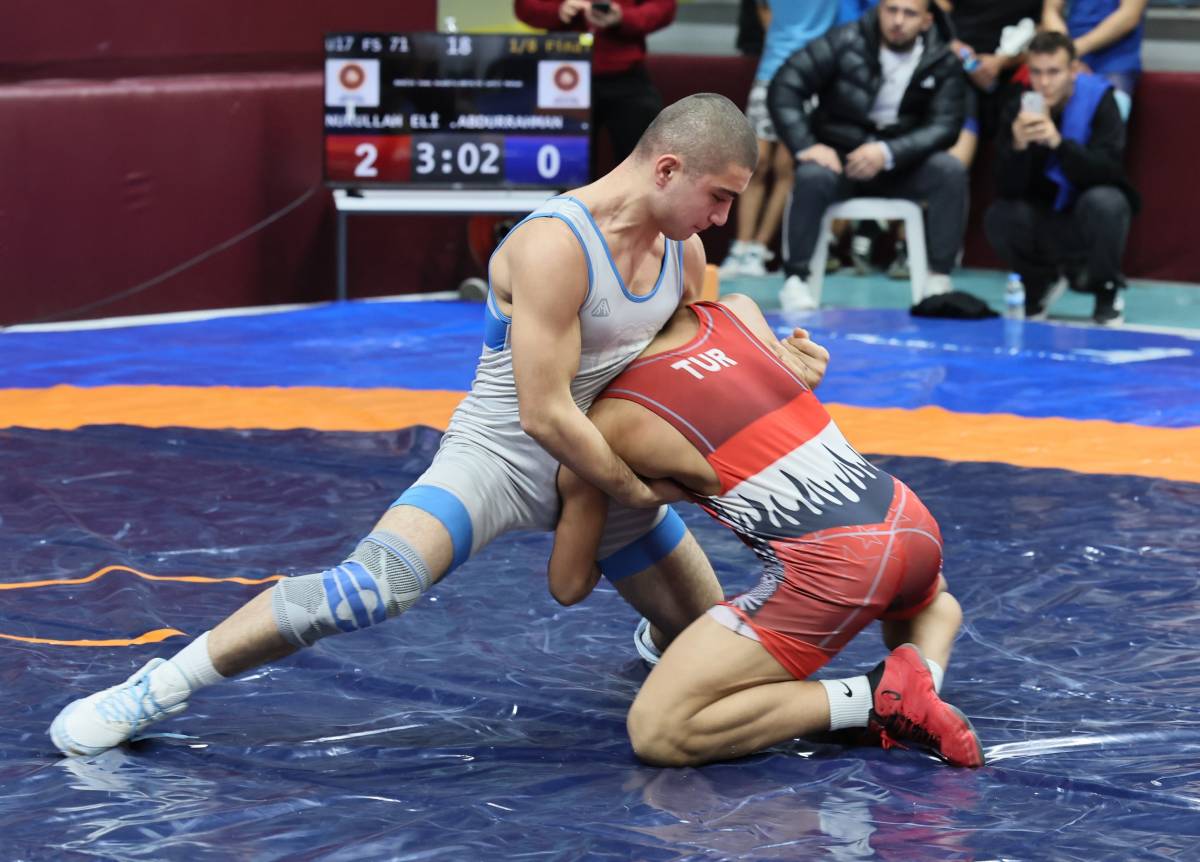 Manisa'da Okul Sporları Güreş Grup Müsabakaları Başladı