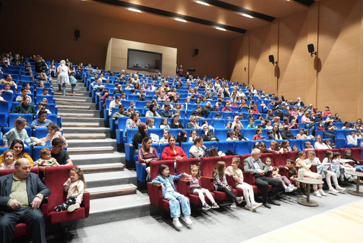 Turgutlu’da çocuklar için ‘Ters Yüz’ tiyatro keyfi