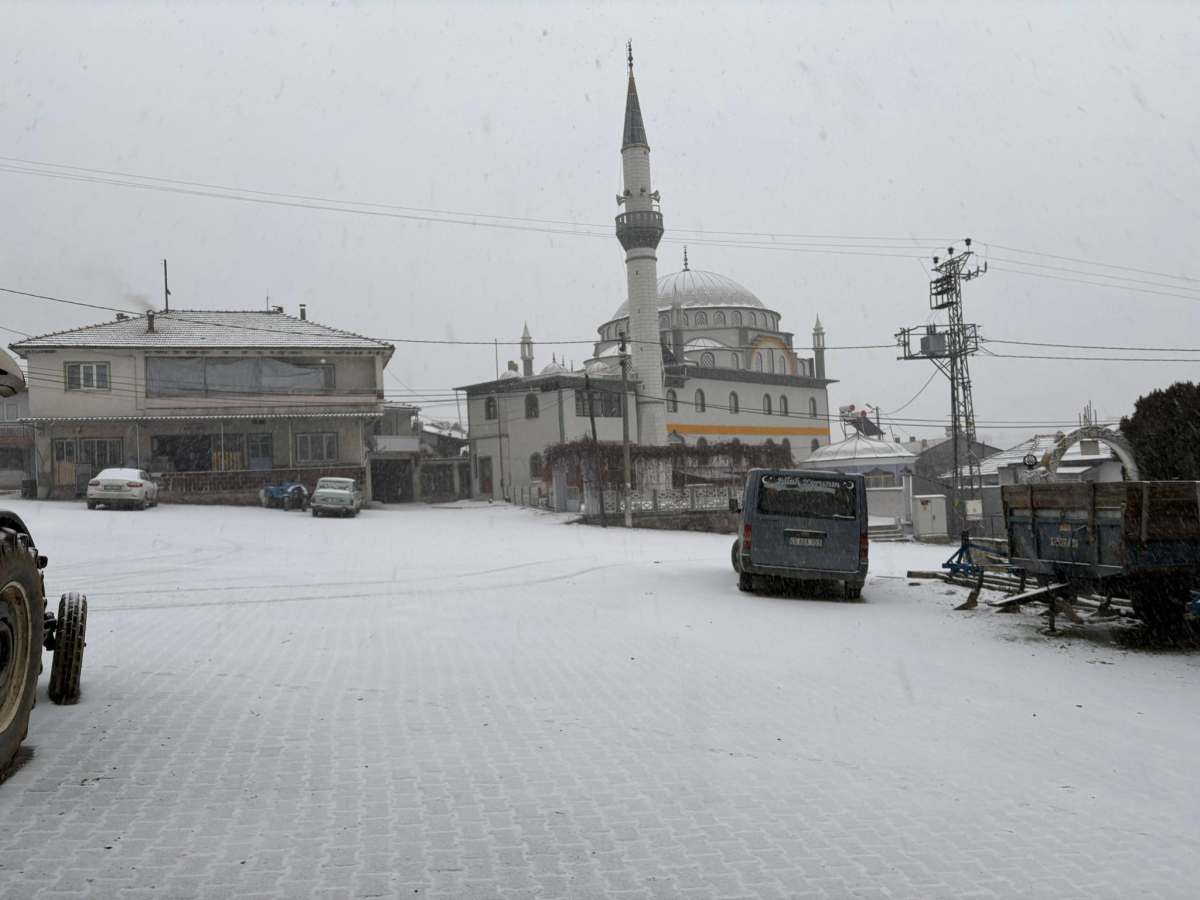 Demirci Beyaza Büründü: Mevsimin İlk Karı Düştü