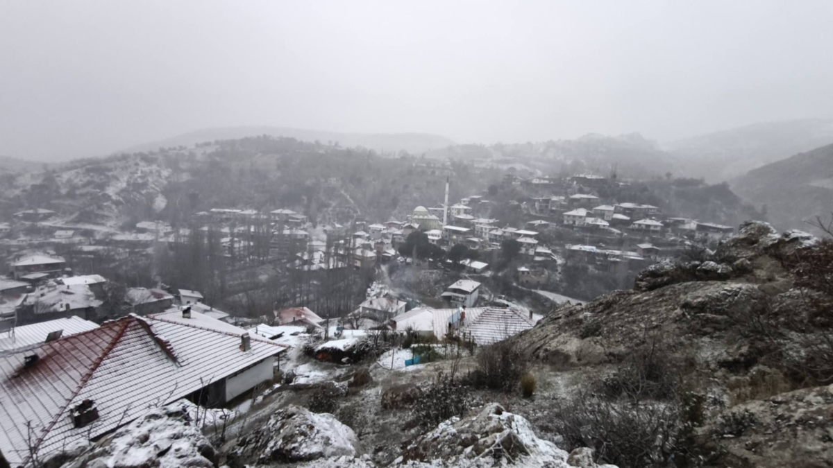 Demirci Beyaza Büründü: Mevsimin İlk Karı Düştü