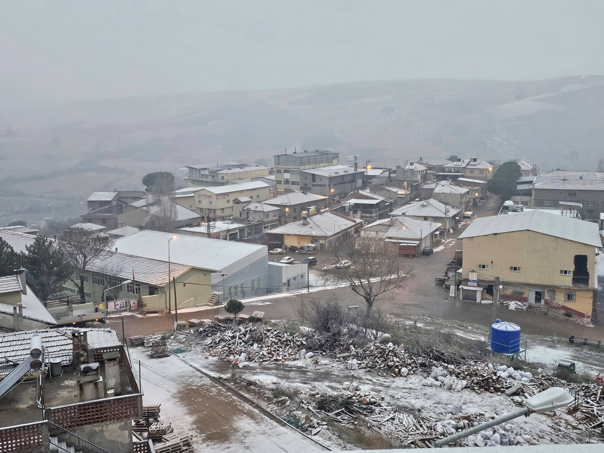 Demirci Beyaza Büründü: Mevsimin İlk Karı Düştü