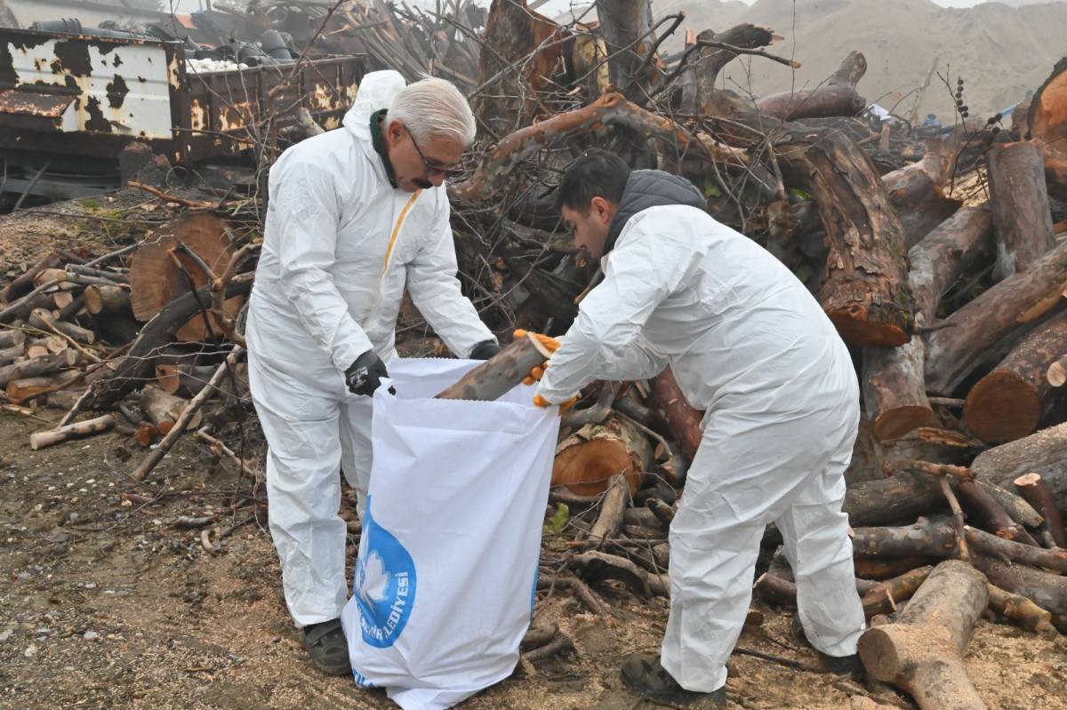 Manisa Büyükşehir’den İhtiyaç Sahiplerine Odun Yardımı
